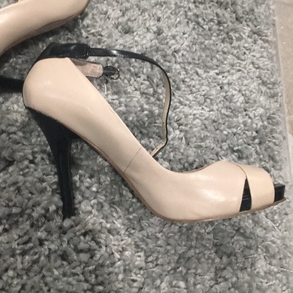 Nine West Tan and Black Heels - Picture 4 of 4